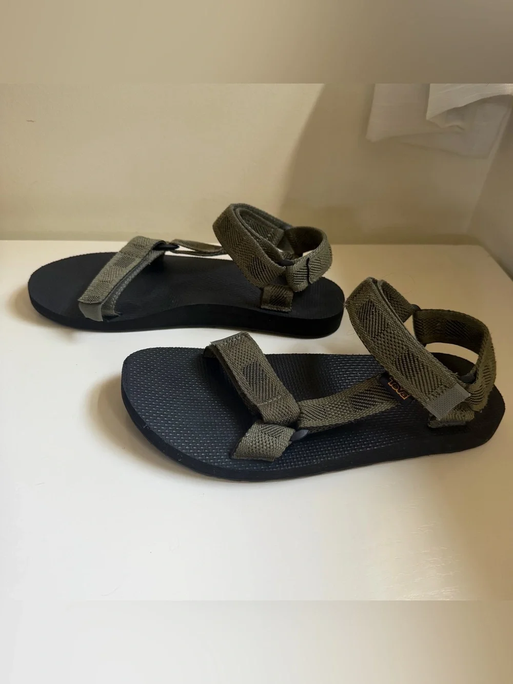Teva Original Universal Sandals Olive Green Size 8 Outdoor Hiking Camping Beach